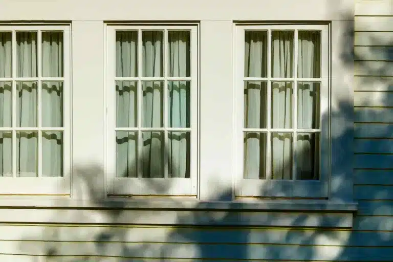 Windows with off-white frames - Lindholm Exteriors
