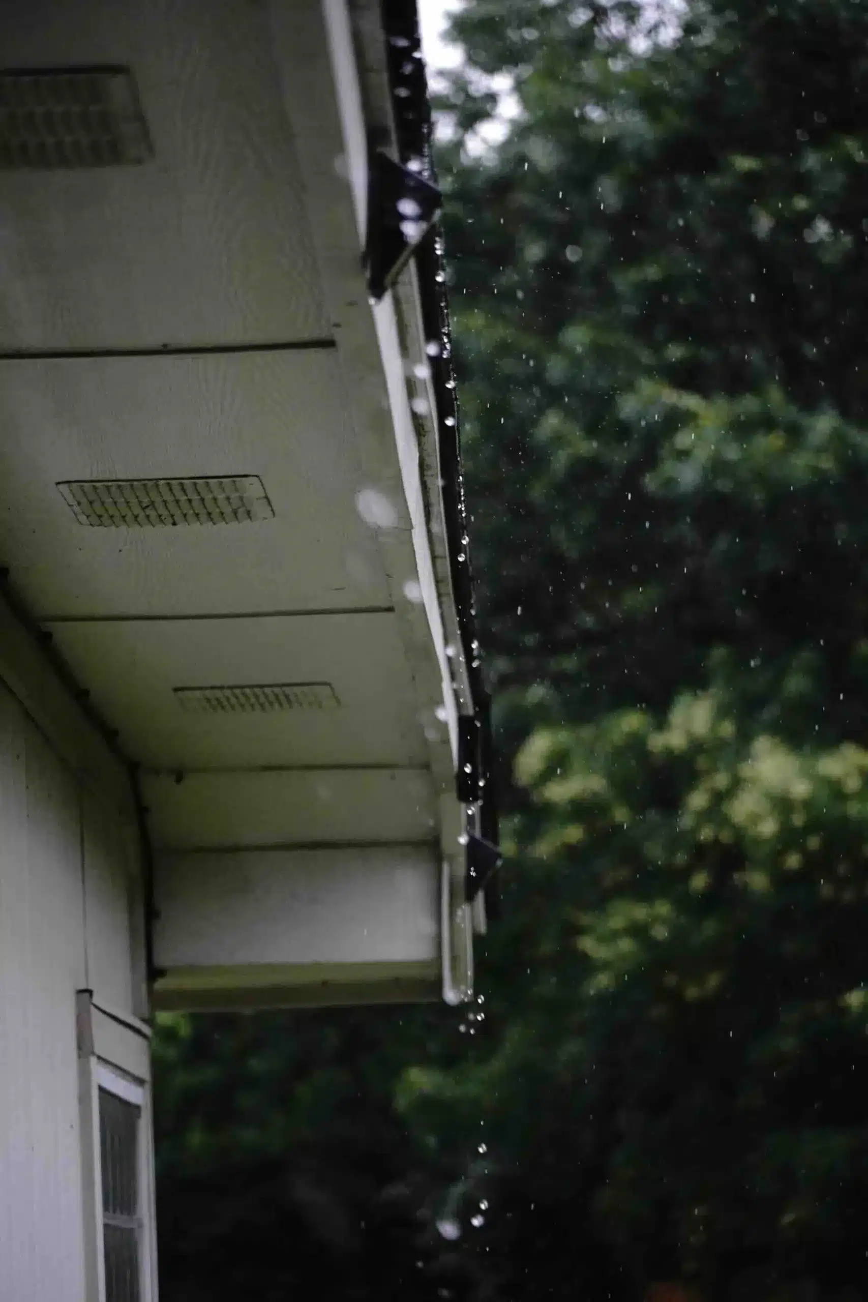 Roofing Raindrops falling from roof - Lindholm Exteriors